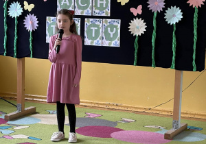 Dziewczynka recytuje wiersz podczas konkursu.