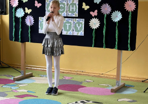 Dziewczynka recytuje wiersz podczas konkursu.