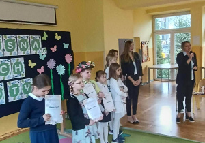 Dziewczynki z dyplomami po konkursie recytatorskim.