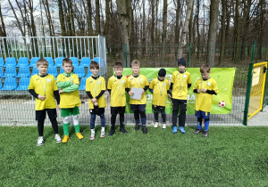 Drużyna chłopców SP 13 Pabianice z medalami po turnieju Pucharu Tymbarku na obiektach MOSiR.