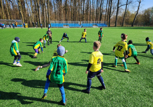 Uczniowie SP 13 Pabianice podczas rozgrzewki na boisku przed meczem w turnieju Pucharu Tymbarku.