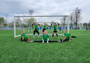 Dziewczęta z drużyny SP 13 Pabianice pozują przed bramką piłkarską podczas finału Pucharu Tymbarku.