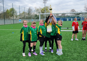 Dziewczęta z SP 13 Pabianice z pucharem, dyplomem i medalami po zwycięstwie w finale Pucharu Tymbarku.