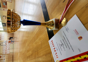 Puchar i dyplom za zdobyte miejsce.