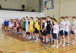 Drużyny sportowe z poszczególnych szkół. Nasi reprezentacnci mają żółte podkoszulki.