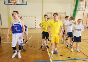 Drużyny sportowe z poszczególnych szkół. Nasi reprezentacnci mają żółte podkoszulki.
