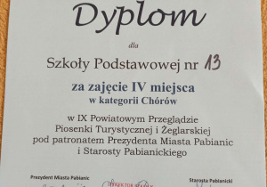 Uczestnicy i organizatorzy konkursu muzycznego podczas wspólnego zdjęcia.