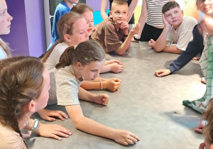 Jedna z grup bierze udział w zadaniu wymagającym współpracy i rozwiązywania problemów. Uczniowie aktywnie uczestniczyli w przygotowanych atrakcjach edukacyjnych.