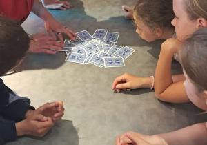 Dzieci skupione wokół stołu podczas warsztatów i zajęć edukacyjnych w Bajce Pana Kleksa.