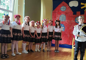 Uczennice w ludowych strojach podczas przedstawienia o Smoku Wawelskim.