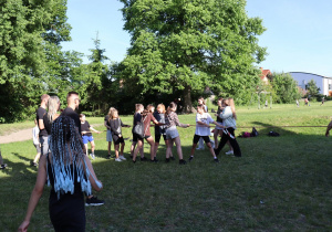 Uczniowie podczas drużynowej rywalizacji na szkolnym pikniku.