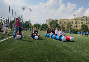 Uczniowie klasy 6a uczestniczą w konkurencji drużynowej na boisku podczas finału projektu „Sport Kocha Recykling