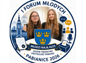 Okrągłe logo I Forum Młodych z herbem Pabianic w centrum, otoczonym sylwetkami uczniów oraz symbolami samorządu, dialogu i aktywności obywatelskiej.