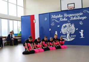 Szkolny zespół cheerleaderek prezentuje układ taneczny z pomponami podczas Miejskiego Rozpoczęcia Roku Szkolnego 2026/2027.