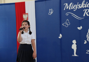 Basia podczas występu wokalnego uświetniającego Miejskie Rozpoczęcie Roku Szkolnego 2026/2027 w Szkole Podstawowej nr 13.