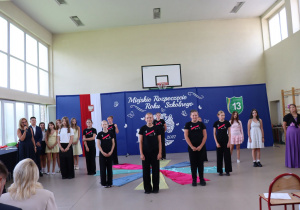 Szkolny zespół cheerleaderek i pozostali uczniowie podczas występu artystycznego na Miejskim Rozpoczęciu Roku Szkolnego 2026/2027.