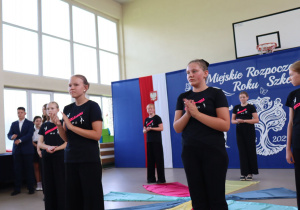 Szkolny zespół cheerleaderek i pozostali uczniowie podczas występu artystycznego na Miejskim Rozpoczęciu Roku Szkolnego 2026/2027.