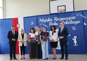 Dyrektorzy placówek oświatowych po otrzymaniu aktów przedłużenia powierzenia stanowiska podczas Miejskiego Rozpoczęcia Roku Szkolnego 2026/2027.