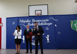 Prezydent Grzegorz Mackiewicz, wiceprezydent Aleksandra Jarmakowska-Jasiczek i naczelnik Waldemar Boryń podczas Miejskiego Rozpoczęcia Roku Szkolnego 2026/2027.