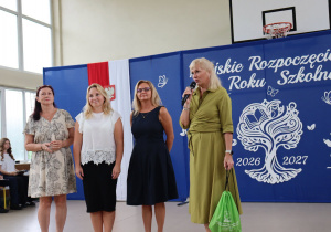 Dyrektor Anna Michalak, Małgorzata Biegajło – dyrektor PODNiDM w Pabianicach – oraz przedstawicielki „Solidarności” i ZNP podczas inauguracji roku szkolnego.