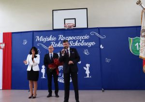 Prezydent Pabianic Grzegorz Mackiewicz, wiceprezydent Aleksandra Jarmakowska-Jasiczek oraz Waldemar Boryń, Naczelnik Wydziału Edukacji, Kultury i Sportu, podczas Miejskiego Rozpoczęcia Roku Szkolnego 2026/2027.