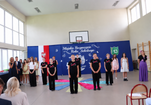 Szkolny zespół cheerleaderek wraz z pozostałymi uczniami występującymi podczas Miejskiego Rozpoczęcia Roku Szkolnego 2026/2027. Występ stanowił część artystycznej oprawy uroczystości.