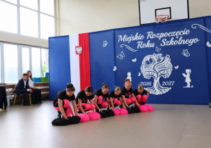 Występ szkolnego zespołu cheerleaderek podczas Miejskiego Rozpoczęcia Roku Szkolnego 2026/2027. Uczennice zaprezentowały układ taneczny z pomponami, wzbogacając artystyczną oprawę uroczystości.