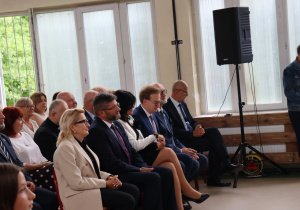 Zaproszeni goście podczas Miejskiego Rozpoczęcia Roku Szkolnego 2026/2027 w Szkole Podstawowej nr 13. W uroczystości uczestniczyli przedstawiciele władz miasta i powiatu, związków zawodowych oraz dyrektorzy placówek oświatowych.
