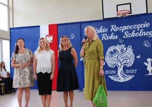 Dyrektor Szkoły Podstawowej nr 13 Anna Michalak wraz z dyrektor Powiatowego Ośrodka Doskonalenia Nauczycieli i Doradztwa Metodycznego w Pabianicach Małgorzatą Biegajło oraz przedstawicielkami związków zawodowych „Solidarność” i ZNP podczas Miejskiego Rozpoczęcia Roku Szkolnego 2026/2027.