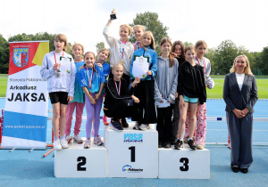 Uczniowie i uczennice podczas zawodów lekkoatletycznych „Zostań Mistrzem” na bieżni MOSiR w Pabianicach – dekoracja medalistów, wręczanie dyplomów i pucharów oraz wspólne zdjęcia uczestników zawodów.