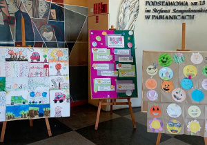 Wystawa prac uczniowskich przygotowanych z okazji Dnia Kropki, prezentująca kolorowe kompozycje i kropkowe ilustracje.