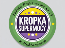 Emblemat „Kropka Supermocy” z napisem „Szkoła Podstawowa nr 13 w Pabianicach”, przygotowany z okazji Międzynarodowego Dnia Kropki.