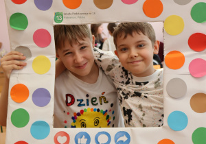 Dwaj uczniowie klasy 6a pozują za kolorową ramką z napisem „Dzień Kropki – 15 września”, jeden z nich ma koszulkę z napisem „Dzień” i rysunkiem uśmiechniętej kropki.