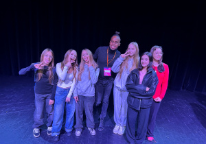 Nick Sinckler pozuje do zdjęcia z uczennicami klasy 7a ze Szkoły Podstawowej nr 13 w Pabianicach po spektaklu w Teatrze Pinokio w Łodzi w ramach festiwalu S·PLOT 2025.