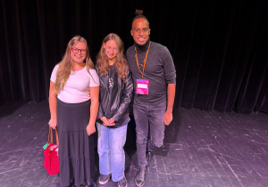 Nick Sinckler pozuje do zdjęcia z dwiema uczennicami klasy 8a ze Szkoły Podstawowej nr 13 w Pabianicach po spektaklu w Teatrze Pinokio w Łodzi w ramach festiwalu S·PLOT 2025.