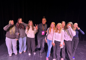 Nick Sinckler pozuje do zdjęcia z uczennicami klas 8a i 8b ze Szkoły Podstawowej nr 13 w Pabianicach po spektaklu w Teatrze Pinokio w Łodzi w ramach festiwalu S·PLOT 2025.