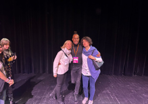 Wychowawczynie klas 7a i 8a, Monika Treichel i Sylwia Muszyńska, pozują do zdjęcia z wokalistą Nickiem Sincklerem po spektaklu w Teatrze Pinokio w Łodzi.