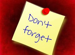 Żółta karteczka samoprzylepna przypięta czerwoną pinezką na czerwonym tle z napisem „Don’t forget” („Nie zapomnij”).
