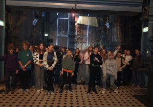 Uczniowie klas 6a i 6b stoją razem w hali EC1 w Łodzi podczas wycieczki edukacyjnej.