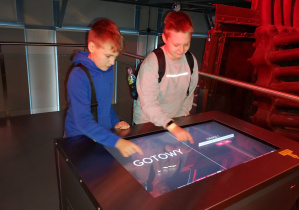 Uczniowie obsługują multimedialne stanowisko eksperymentalne.