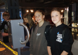 Uczennice przy stanowisku eksperymentalnym w centrum nauki.