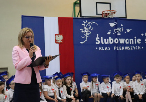 Dyrektor Anna Michalak przemawia podczas ślubowania klas pierwszych w SP 13.