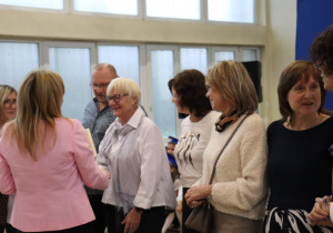 Dyrektor Anna Michalak gratuluje wyróżnionym nauczycielom z okazji Dnia Edukacji Narodowej.