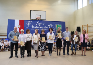 Wyróżnieni nauczyciele z dyplomami podczas Dnia Edukacji Narodowej, obok dyrektor Anna Michalak.