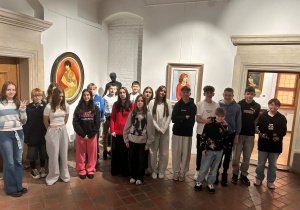 Uczniowie klasy 7a pozują do wspólnego zdjęcia podczas zwiedzania wystawy „Kisling w Pabianicach”.