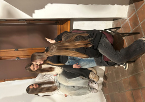 Cztery uczennice klasy 7a siedzą i rozmawiają w sali muzealnej po zwiedzaniu wystawy Kislinga w Pabianicach.