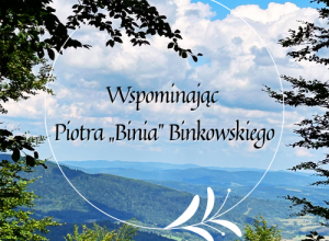 Widok na Bieszczady z napisem „Wspominając Piotra ‘Binia’ Binkowskiego” w jasnym okręgu z dekoracyjnym elementem.