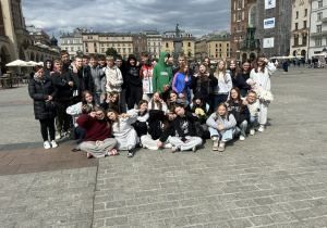 Klasa 8a i 8b - Rynek Główny w Krakowie.