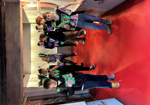 Chłopcy z 7a w kamizelkach laserowych czekają w strefie startowej na rozpoczęcie następnej rundy Laser Games.