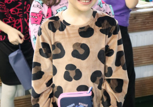 Uśmiechnięta uczennica w opasce z reniferowymi rogami podczas szkolnych Mikołajek.